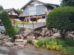 地震で崩壊した家屋